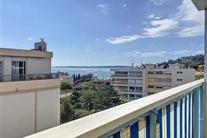 3 VÆRELSES LEJLIGHED MED HAVUDSIGT I GOLFE JUAN
